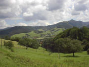 Blick vom Tritschlers Berghaus nach Nordosten zum Tritschlershof und ins Weilersbach Anfang August 2005