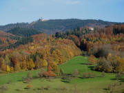 Tele-Blick vom Enzenbergweg nach Nordosten zu Hochblauen und Schlo Brgeln (rechts) am 16.11.2006