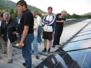 Jrg Selinger erklrt die Solarmodule der badenova auf dem SC-Dach am 30.7.2007