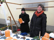 Kathrin mit dem Kochbuch "So schmeckts in Littenweiler" von Ulrike Rotzinger am 7.12.2008