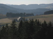 Tele-Blick vom Berghof in Rudenberg nach Sdwesten ber ueren Bauernhof und Jugendherberge Neustadt am 11.2.2008
