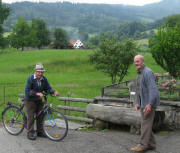 Blick nach Sden ins Geroldstal zum Gallihof am 8.6.2008 mit Birkenmaierhof-Altbauer Riesterer und Herrn Bank
